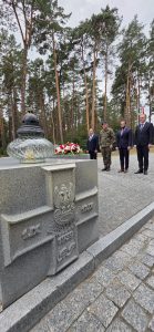 1 вересня, у 87-ту річницю від початку Другої світової війни, представники Посольства Польщі в Києві поклали вінки на Польському військовому кладовищі в Биківні.